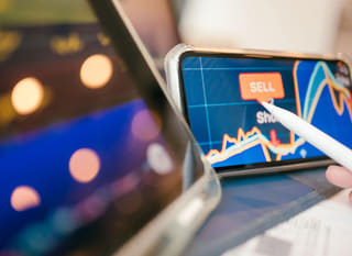 Trader multiactivo analizando opciones de Bitcoin, Ethereum y forex